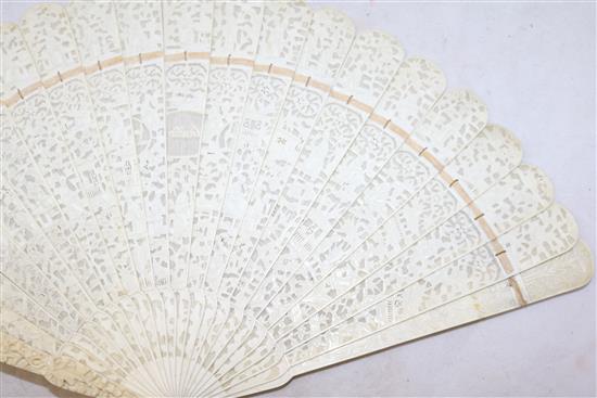 A Chinese finely carved ivory brisé fan, second half 19th century, 19cm